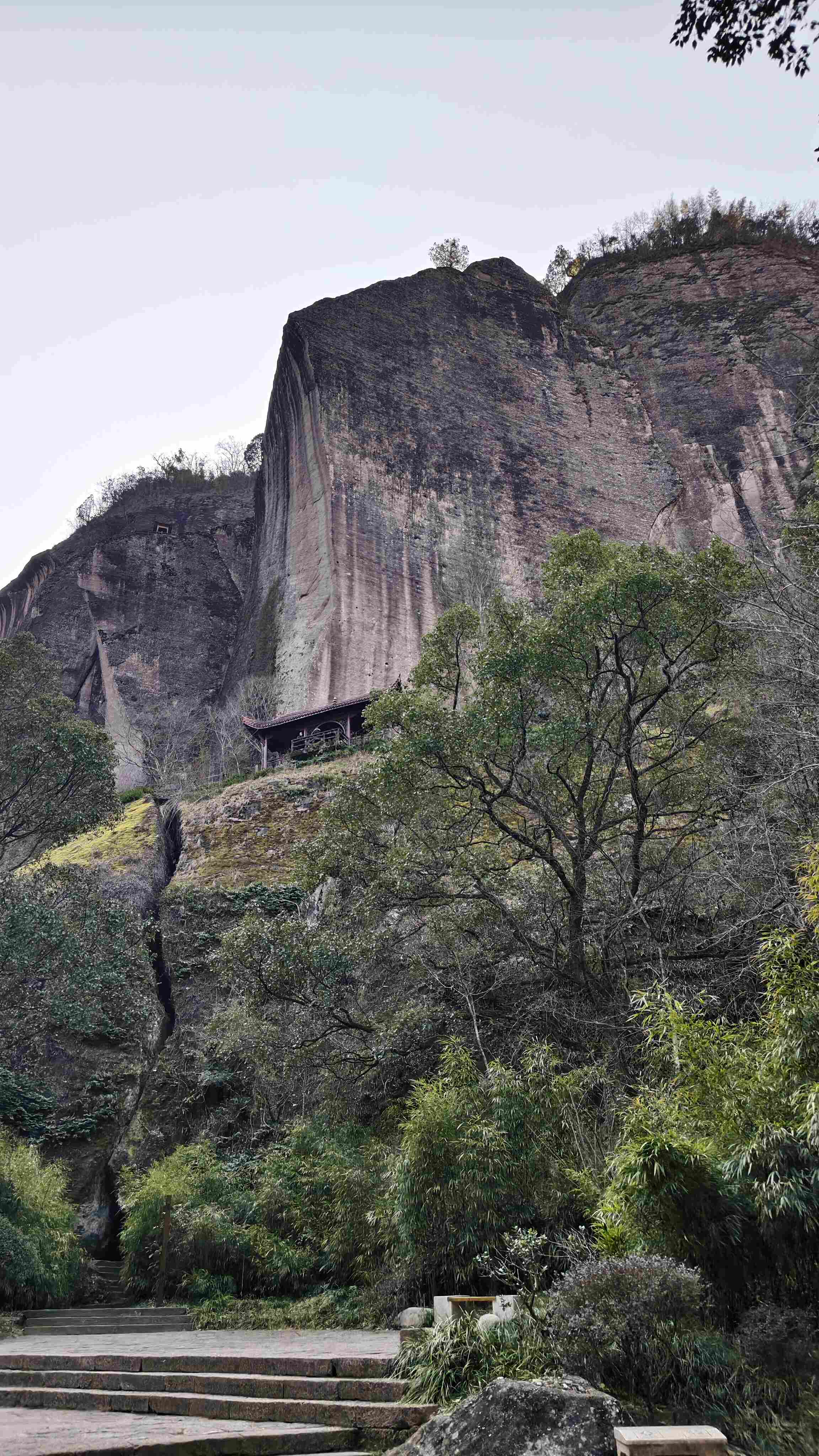 武夷山丹霞巨岩与凉亭